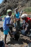 Santiago : Telhal Engenho : well : People Work
Cabo Verde Foto Gallery