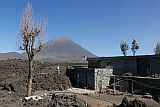 Fogo : Ch das Caldeira Bangaeira : Casa Fernando menos destruida pela lava : Landscape Mountain
Cabo Verde Foto Galeria