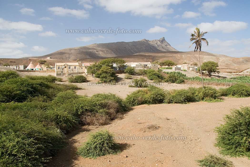 Maio : Pedro Vaz : view to Mt Penoso : Landscape DesertCabo Verde Foto Gallery