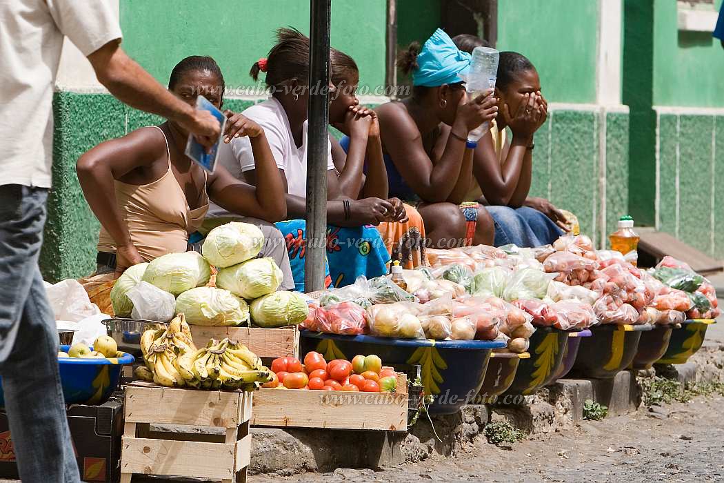 Santiago : Praia : market : People WomenCabo Verde Foto Gallery