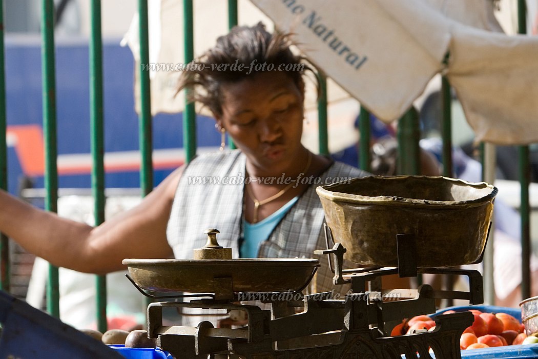 Santiago : Praia : mercado : People WomenCabo Verde Foto Gallery