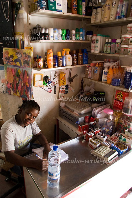 Santiago : Tarrafal : cashier : People WomenCabo Verde Foto Gallery