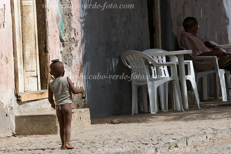Insel: Santiago  Wanderweg:  Ort: Tarrafal Motiv: Junge balanciert Stein Motivgruppe: People Children © Florian Drmer www.Cabo-Verde-Foto.com