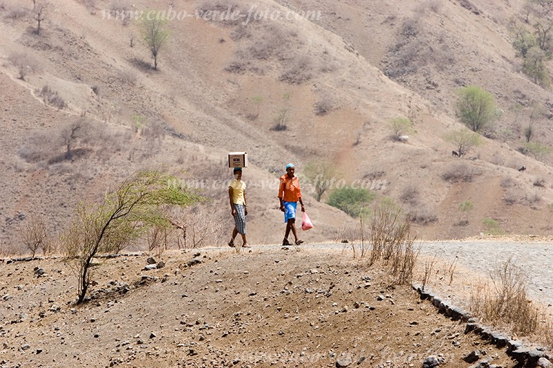 Insel: Santiago  Wanderweg:  Ort: Calheta Motiv: Menschen in Landschaft Motivgruppe: Technology Transport © Florian Drmer www.Cabo-Verde-Foto.com
