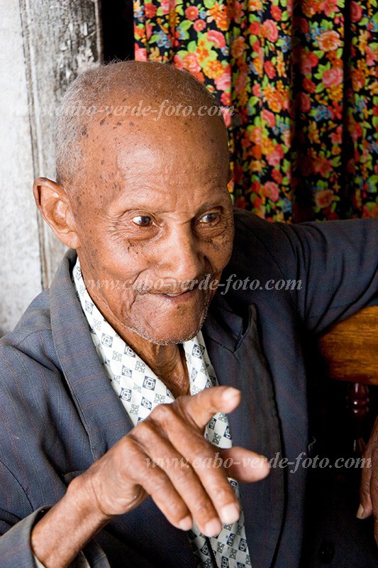 Insel: Santiago  Wanderweg:  Ort: So Miguel Motiv: Rum Brennerei Motivgruppe: People Elderly © Florian Drmer www.Cabo-Verde-Foto.com