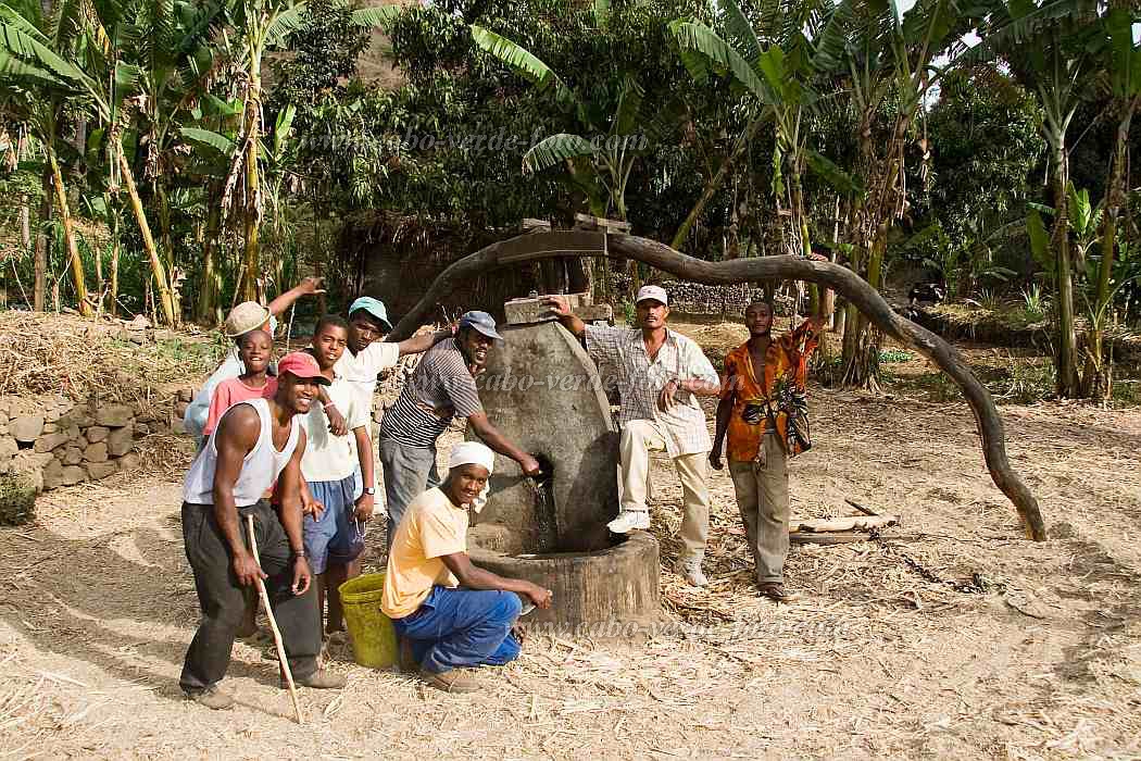 Santiago : Assomada : white rum production : People WorkCabo Verde Foto Gallery