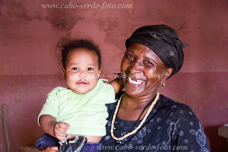 Santiago : Assomada : pottery : People ChildrenCabo Verde Foto Gallery