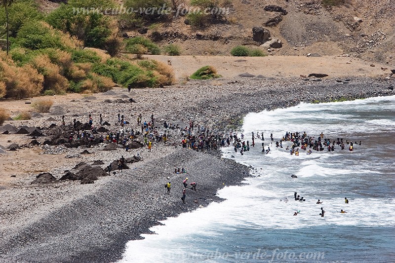Santiago : Ribeira da Branca : sand : People WorkCabo Verde Foto Gallery