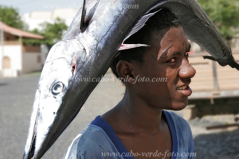 Insel: Fogo  Wanderweg:  Ort: So Filipe Motiv: Junge mit Fisch Motivgruppe: People Work © Florian Drmer www.Cabo-Verde-Foto.com