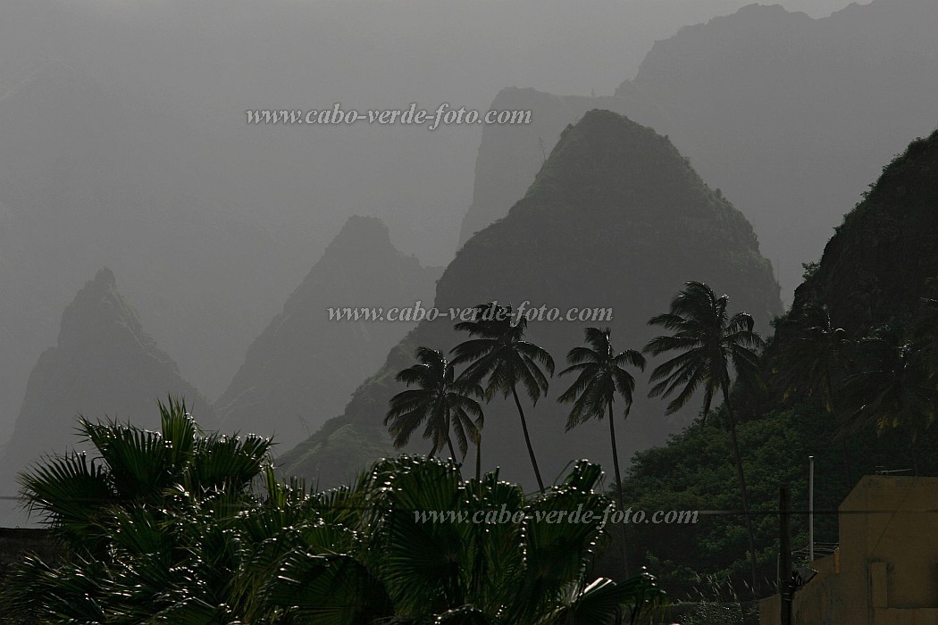 Santo Anto : Ribeira Grande : montains and palms : Landscape MountainCabo Verde Foto Gallery