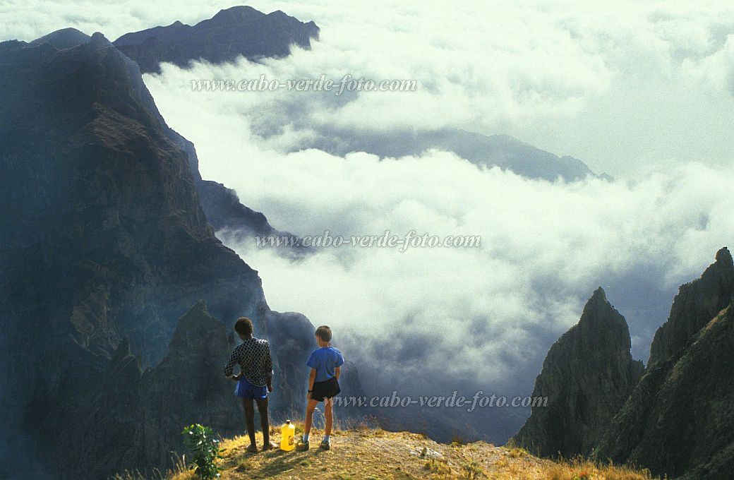 Santo Anto : Agua das Caldeiras - Ra da Torre : caminha em cima das núvens : Landscape MountainCabo Verde Foto Gallery