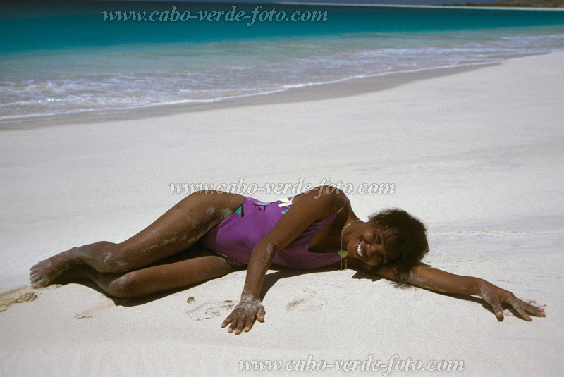 Boa Vista : Praia de Santa Mnica : beach : People WomenCabo Verde Foto Gallery