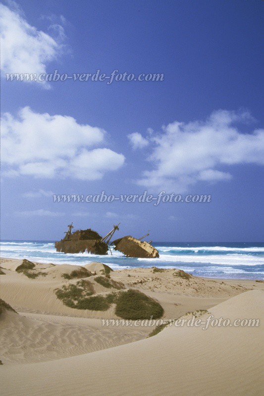 Boa Vista : Praia Cabo Santa Maria : barco encalhado : Landscape SeaCabo Verde Foto Gallery