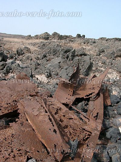 Santo Anto : Canjana Praia Formosa : remainders of shipwreck SS John E. Schmeltzer 25.11.1947 : History siteCabo Verde Foto Gallery