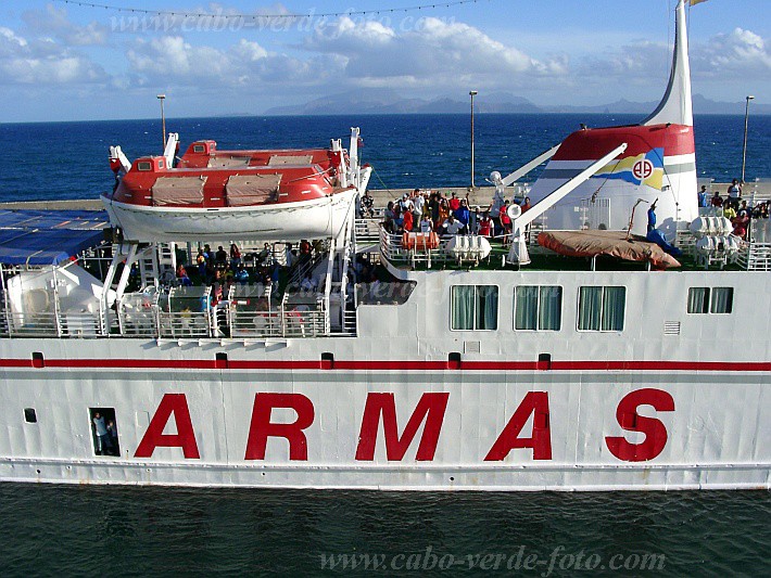 Santo Antão : Porto Novo : ferry Mar de Canal : Technology TransportCabo Verde Foto Gallery