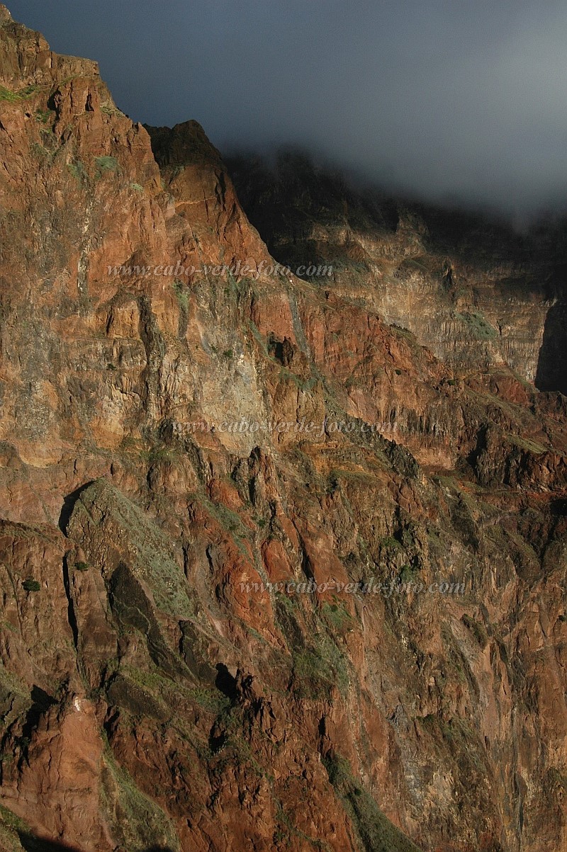 Santo Anto : Alto Mira Salto Preto : trail through steep face : Landscape MountainCabo Verde Foto Gallery