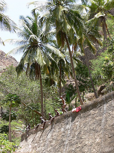 Insel: Santiago  Wanderweg:  Ort: Tabugal Motiv: Kinder baden Motivgruppe: People Recreation © Pitt Reitmaier www.Cabo-Verde-Foto.com