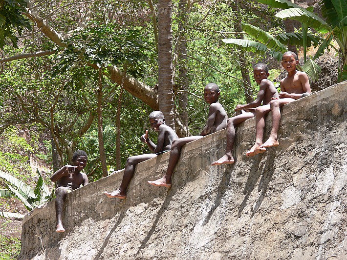 Insel: Santiago  Wanderweg:  Ort: Tabugal Motiv: Kinder baden Motivgruppe: People Children © Pitt Reitmaier www.Cabo-Verde-Foto.com