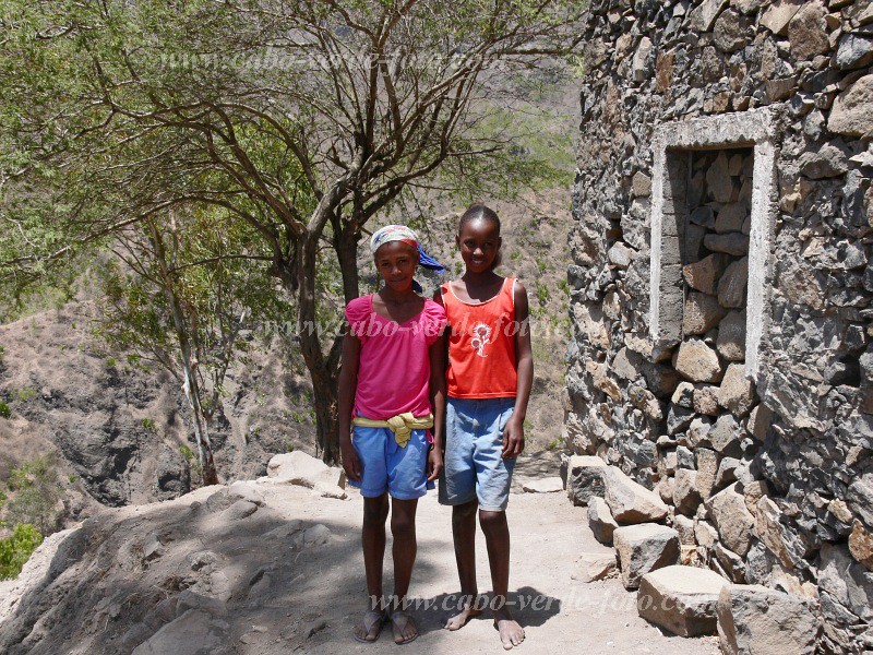 Santiago : Longueira : meninas : People ChildrenCabo Verde Foto Gallery