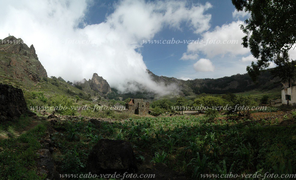 Santo Anto : Cova de Pal : hiking trail : Landscape MountainCabo Verde Foto Gallery