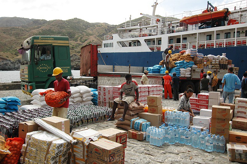 Brava : Furnas : harbour : People WorkCabo Verde Foto Gallery