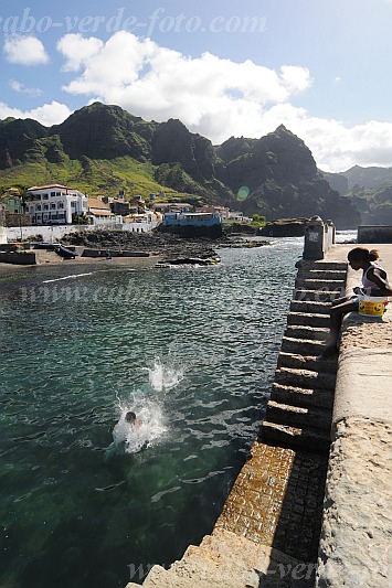 Santo Anto : Ponta do Sol : children jumping into the sea : People RecreationCabo Verde Foto Gallery