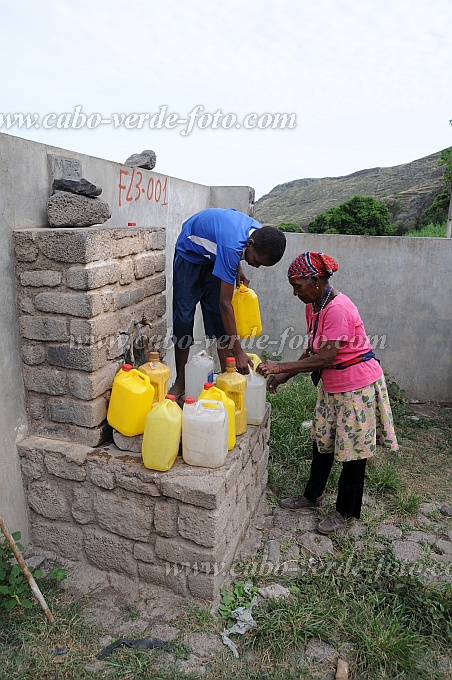 Santo Anto : Tabuga : water point : People WorkCabo Verde Foto Gallery