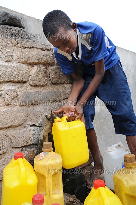 Santo Anto : Tabuga : water point : People WorkCabo Verde Foto Gallery