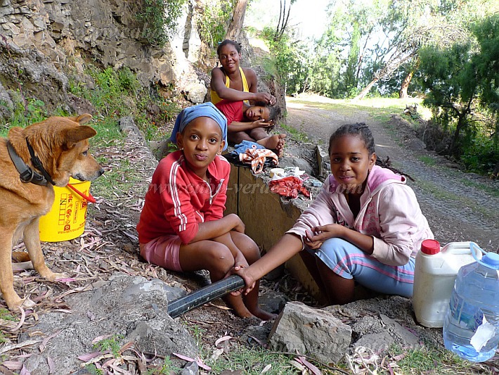 Santo Anto : Pico da Cruz Cinta de Tanque : meninas na fonte : People RecreationCabo Verde Foto Gallery