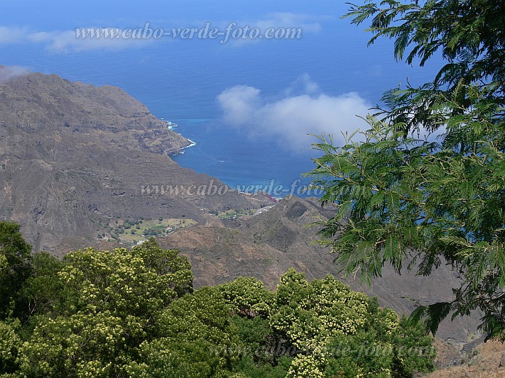 Santo Anto : Pico da Cruz Lombo de Caxa : view on St Isabel and Cidade das Pombas : Landscape MountainCabo Verde Foto Gallery