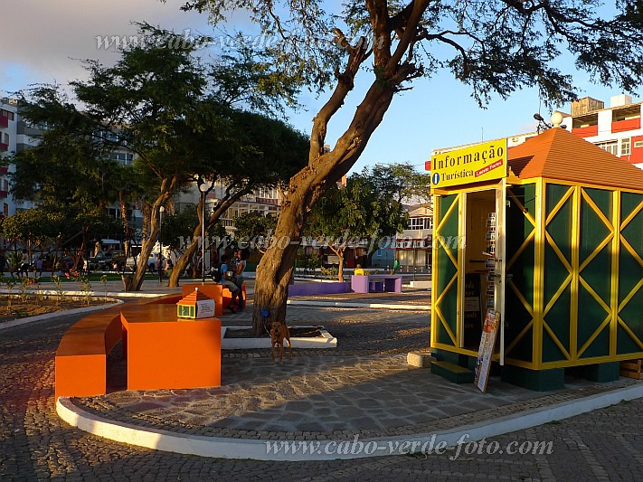 Insel: So Vicente  Wanderweg:  Ort: Mindelo Avenida Marginal Motiv: Kiosk am neuen Platz Motivgruppe: Landscape Town © Pitt Reitmaier www.Cabo-Verde-Foto.com