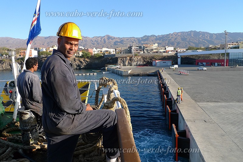 Santo Anto : Porto Novo Ferry Tuninha : Sailors during docking maneuvers : People WorkCabo Verde Foto Gallery