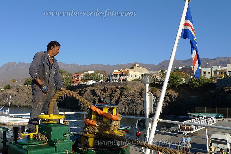 Santo Anto : Porto Novo Ferry Tuninha : sailor at the winch : People WorkCabo Verde Foto Gallery