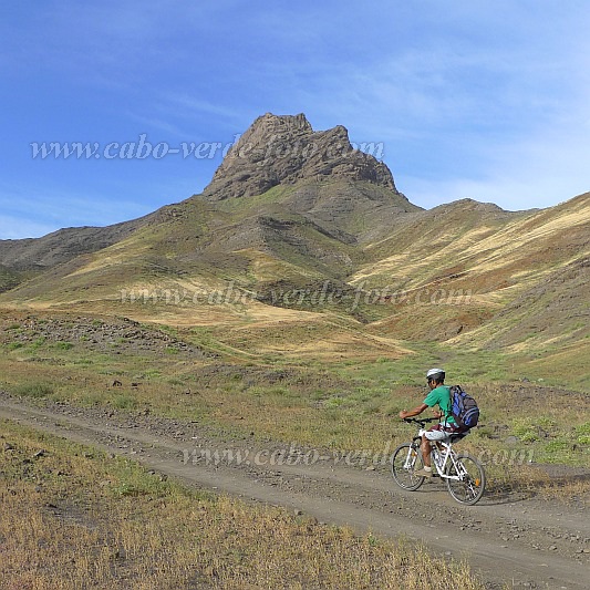 So Vicente : Selada Palha Carga : estrada de terra batida para Palha Carga : Landscape MountainCabo Verde Foto Gallery