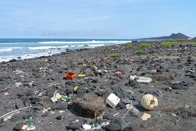 So Vicente : Calhau Praia Grande : Lixo de plstico nas praias : Landscape SeaCabo Verde Foto Gallery