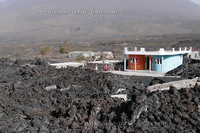 Fogo : Ch das Caldeiras : Loja Luisa em parte popada pela lava : Landscape TownCabo Verde Foto Gallery
