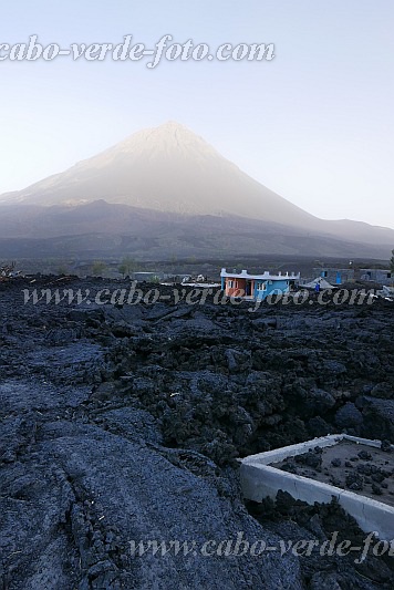 Fogo : Ch das Caldeiras : Loja Luisa em parte popada pela lava : Landscape MountainCabo Verde Foto Gallery