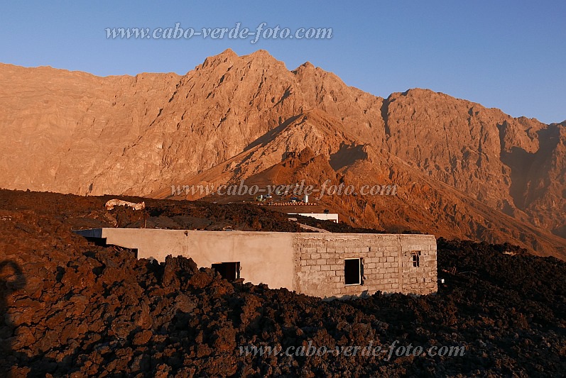 Fogo : Ch das Caldeiras : houses overflown by lava : Landscape MountainCabo Verde Foto Gallery