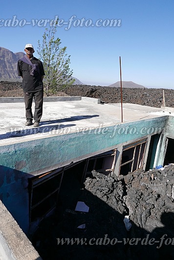 Fogo : Ch das Caldeira Bangaeira : casa destruida pela lava : Landscape TownCabo Verde Foto Gallery