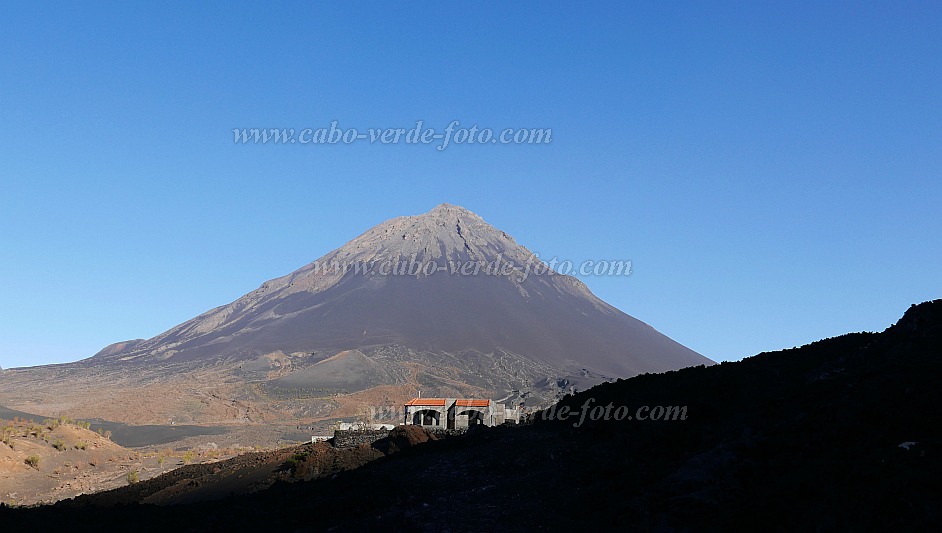 Fogo : Ch das Caldeira Bangaeira : Casa David less damaged by the lava flow : Landscape MountainCabo Verde Foto Gallery