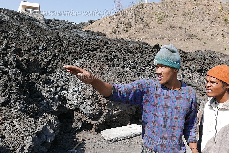 Fogo : Ch das Caldeiras : covando um tanque de gua debaixo das lavas : People WorkCabo Verde Foto Gallery