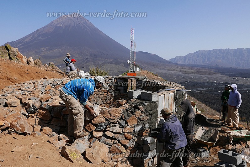 Fogo : Ch das Caldeira Monte Amarelo : building a funco : People WorkCabo Verde Foto Gallery