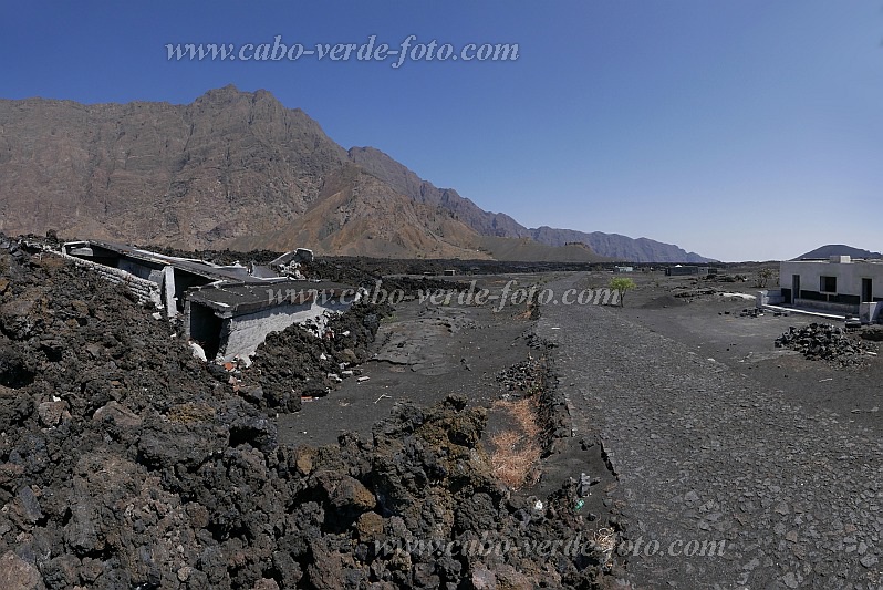 Fogo : Ch das Caldeiras : ruins do edifcio do Parque Natural : Landscape MountainCabo Verde Foto Gallery