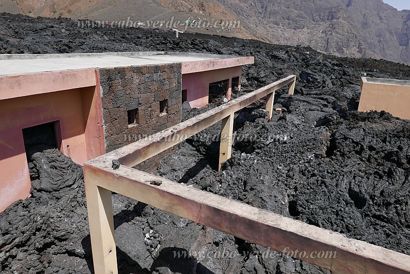 Fogo : Ch das Caldeira Portela : Casa Srio lava has run throug the house : Landscape TownCabo Verde Foto Gallery