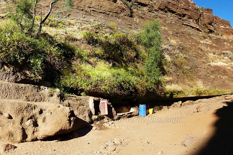 Santo Anto : Ribeira de Poi : water point in the canyon : Landscape MountainCabo Verde Foto Gallery