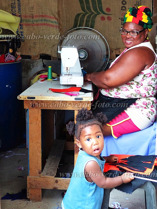 Boa Vista : Sal Rei Barraca : Tailor workshop : People WomenCabo Verde Foto Gallery