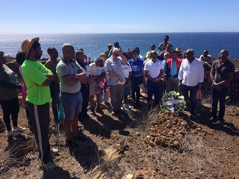 Santo Antão : Canjana Praia Formosa : Colocação de uma coroa de flores em honra daqueles que morreram na catástrofe da fome de 1947 : History siteCabo Verde Foto Gallery