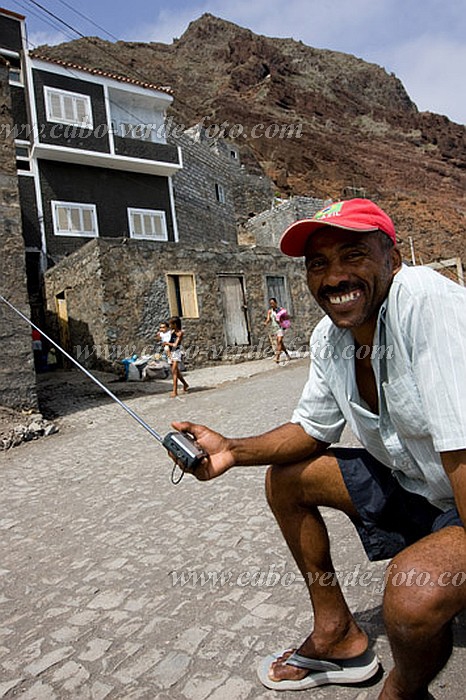Insel: Santo Anto  Wanderweg:  Ort: Ribeira Grande Motiv: Radio Motivgruppe: People Recreation © Florian Drmer www.Cabo-Verde-Foto.com