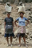 Insel: Santo Anto  Wanderweg:  Ort: Jorge Luis / Ra da Cruz Motiv: Arbeiterinnen Zement Kopflast Motivgruppe: People Work © Pitt Reitmaier www.Cabo-Verde-Foto.com