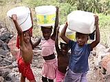 Insel: Santiago  Wanderweg:  Ort: Aguas Verdes Cidade Velha Motiv: Kinder beim Wassertragen Motivgruppe: People Children © Pitt Reitmaier www.Cabo-Verde-Foto.com